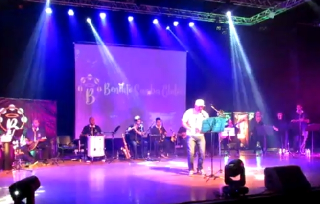 A Engrenagem que Silencia o Tambor: A Industrialização do Carnaval Paulistano