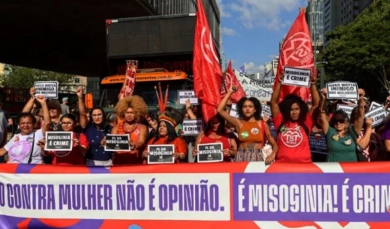 Movimentos feministas realizam ato na Avenida Paulista contra o feminicídio e em defesa das mulheres