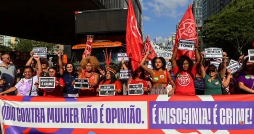Movimentos feministas realizam ato na Avenida Paulista contra o feminicídio e em defesa das mulheres