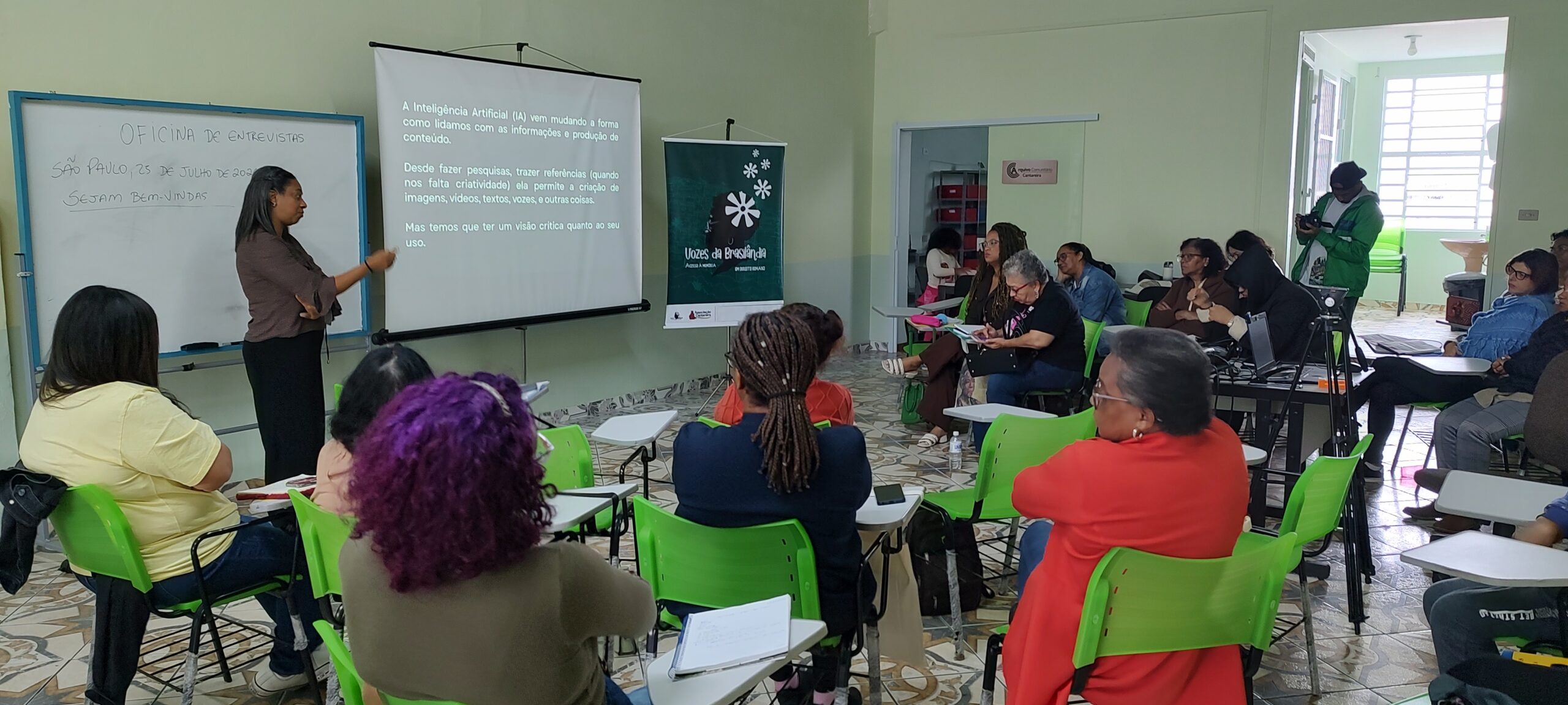 Comunicadora da Cantareira FM palestra no projeto Vozes da Brasilândia sobre a entrevista jornalística